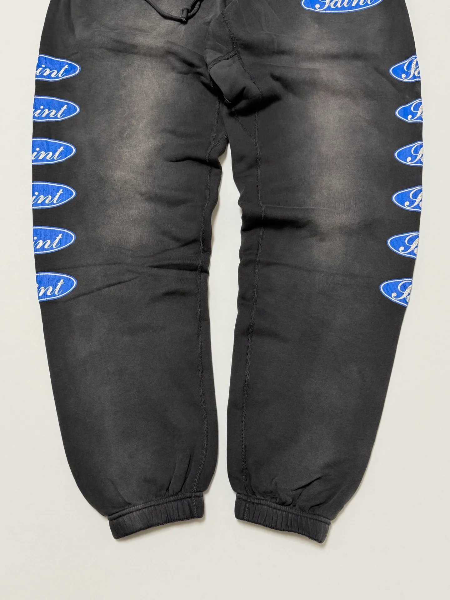 SAINT Mxxxxxx SWEAT PANTS/LOVE AMONG/BLK blue SAINT barrage sweatpants, washed black S-XL, top-notch printing and distressing process, very close to the original distressed feeling, Assute dyeing, whole piece sprayed with horse fade, wormhole destruction treatment, heavy fermentation washing to create NEW VINTAGE texture, factory four-needle and six-thread workmanship, no bone seams, correct main mark, wash mark